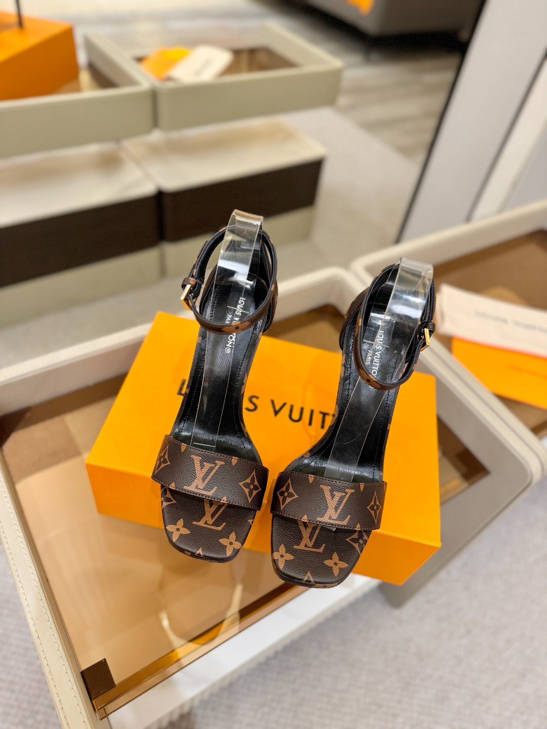 代购级Louis Vuitton 官网春夏系列！完美楦型、新品高跟凉鞋🆕、官网同步更新Lv烫钻“logo