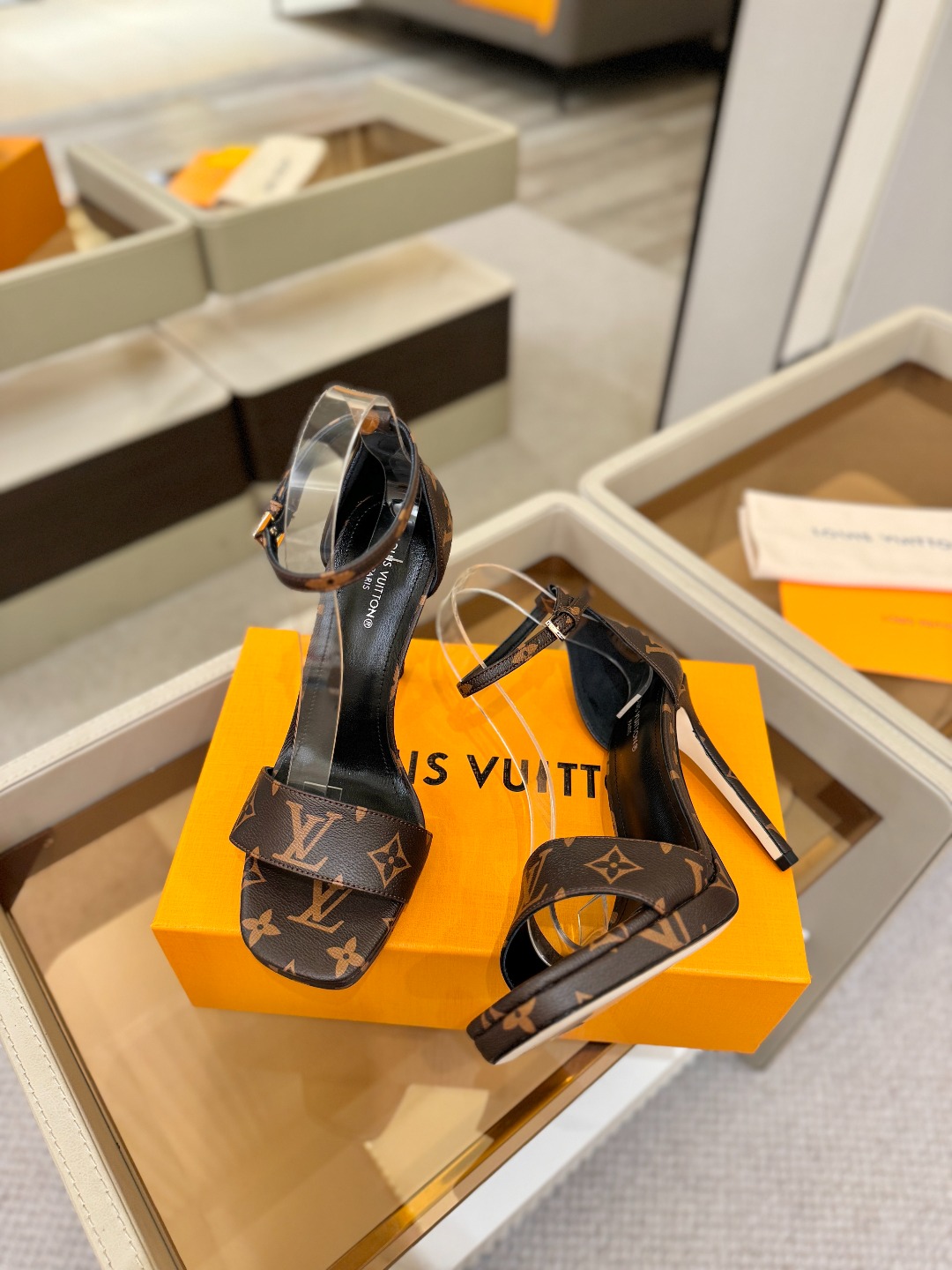 代购级Louis Vuitton 官网春夏系列！完美楦型、新品高跟凉鞋🆕、官网同步更新Lv烫钻“logo