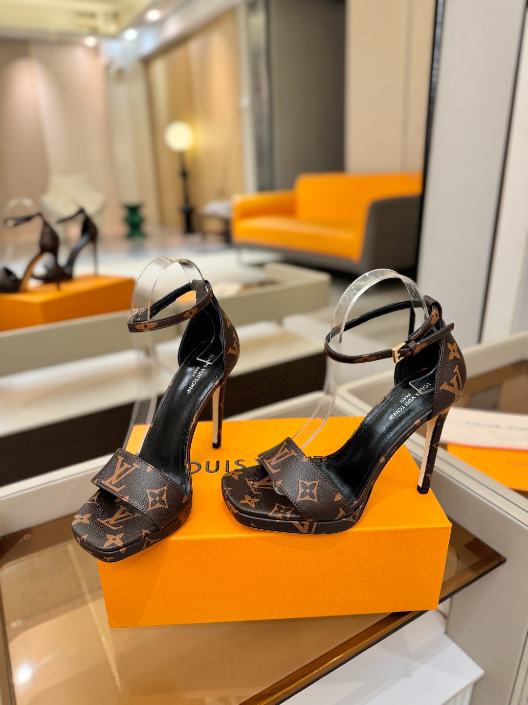代购级Louis Vuitton 官网春夏系列！完美楦型、新品高跟凉鞋🆕、官网同步更新Lv烫钻“logo