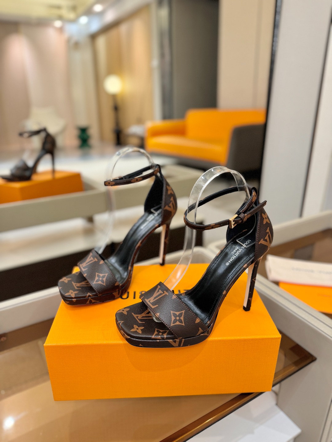 代购级Louis Vuitton 官网春夏系列！完美楦型、新品高跟凉鞋🆕、官网同步更新Lv烫钻“logo