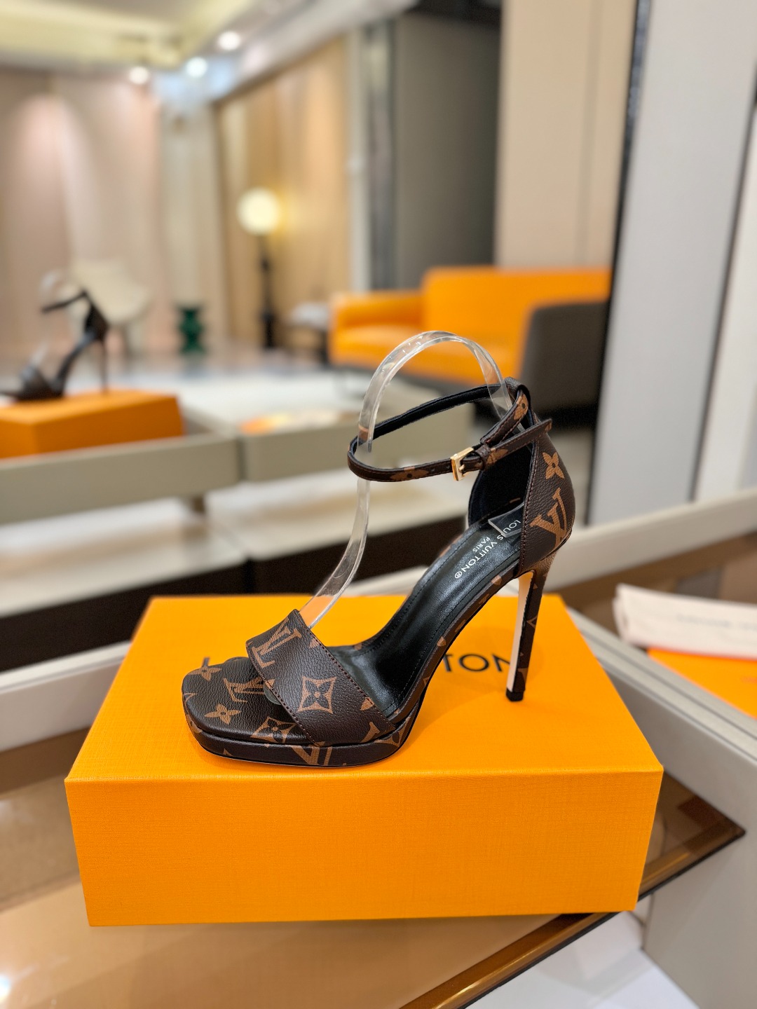 代购级Louis Vuitton 官网春夏系列！完美楦型、新品高跟凉鞋🆕、官网同步更新Lv烫钻“logo