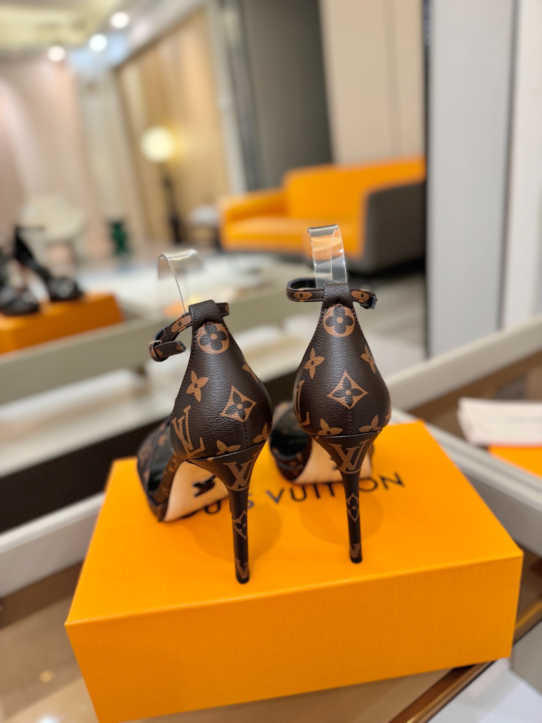 代购级Louis Vuitton 官网春夏系列！完美楦型、新品高跟凉鞋🆕、官网同步更新Lv烫钻“logo