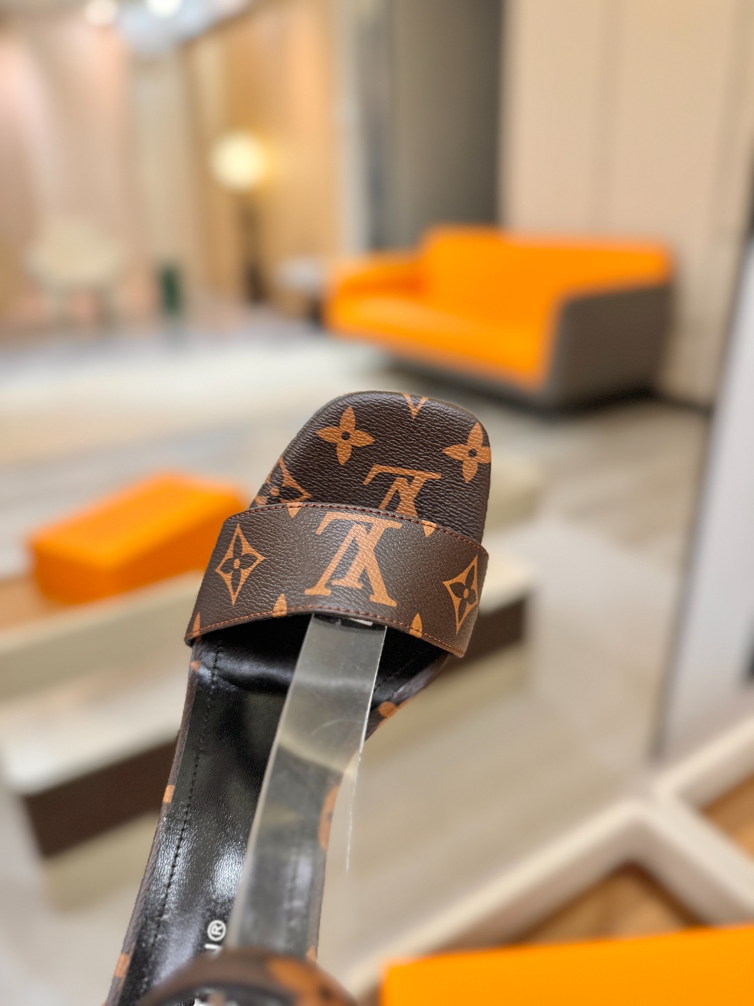 代购级Louis Vuitton 官网春夏系列！完美楦型、新品高跟凉鞋🆕、官网同步更新Lv烫钻“logo