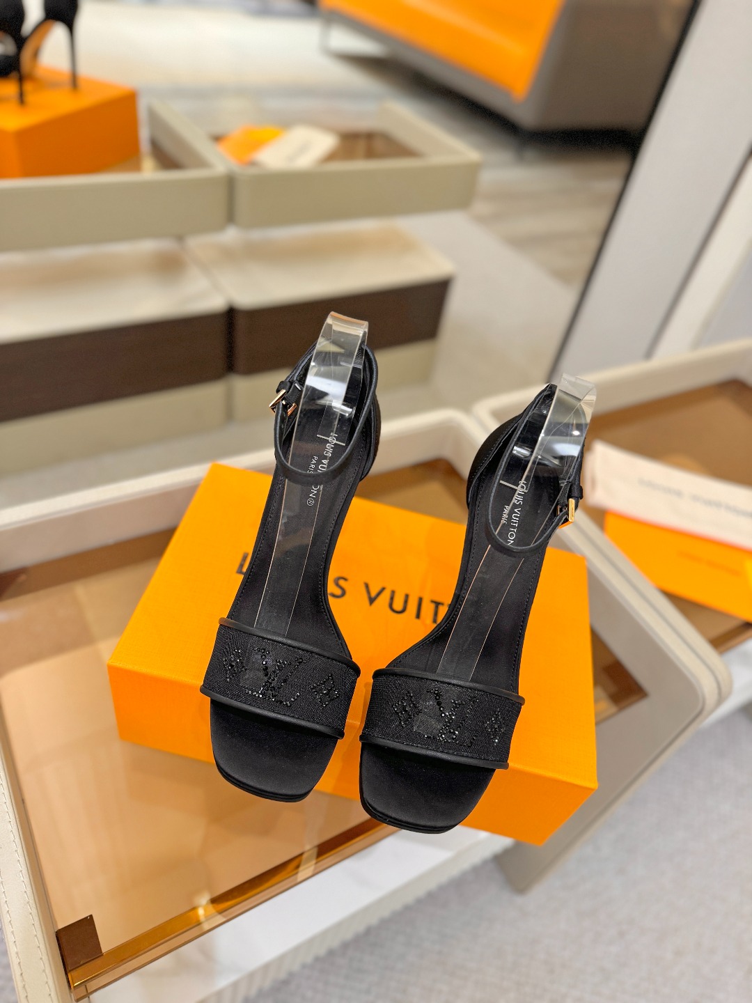 代购级Louis Vuitton 官网春夏系列！完美楦型、新品高跟凉鞋🆕、官网同步更新Lv烫钻“logo