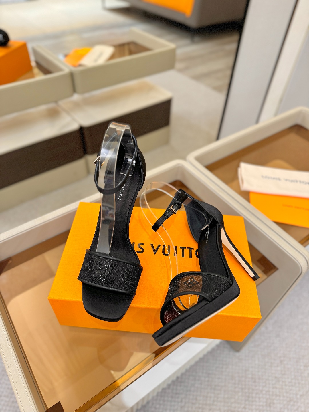 代购级Louis Vuitton 官网春夏系列！完美楦型、新品高跟凉鞋🆕、官网同步更新Lv烫钻“logo