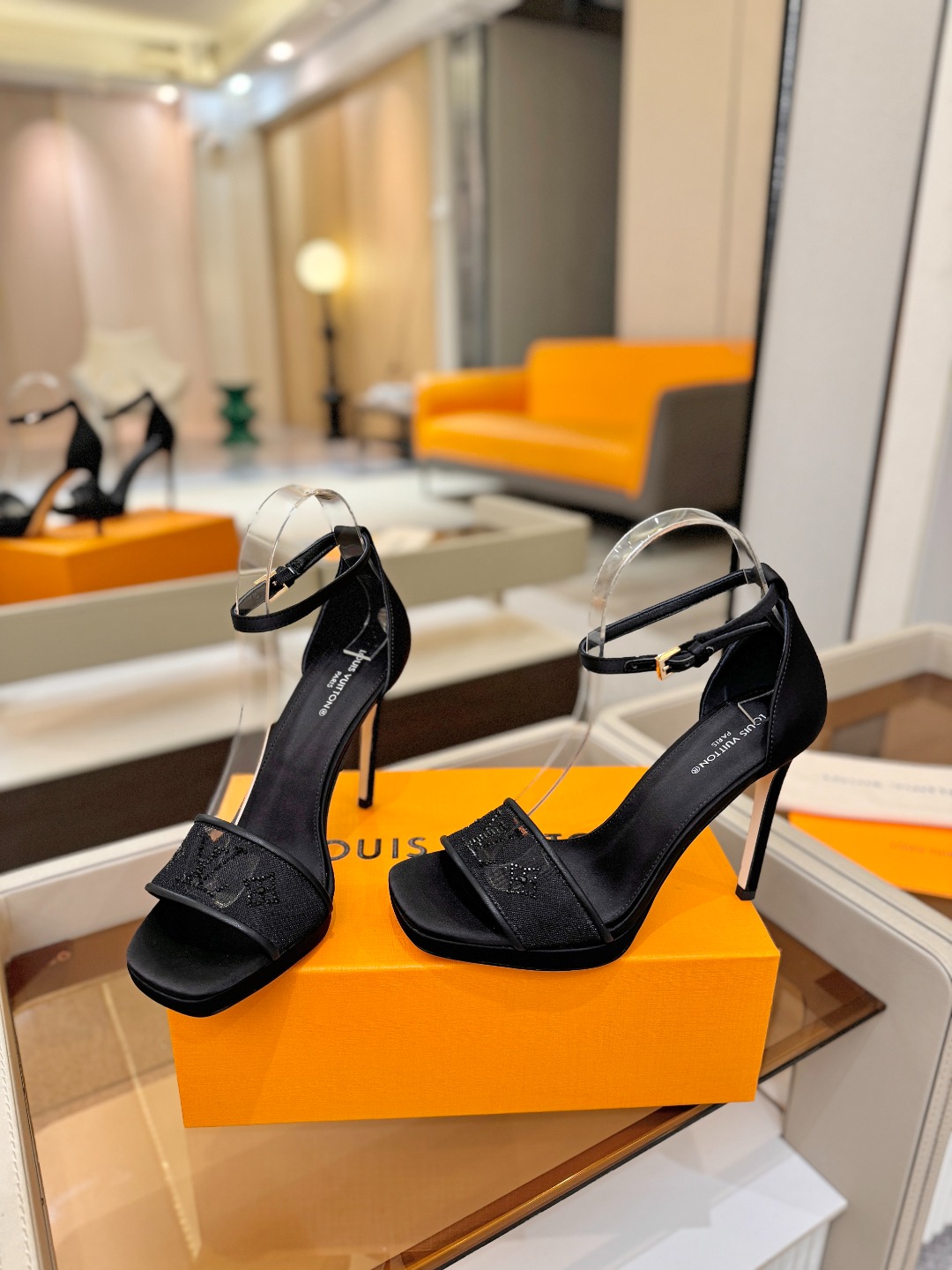 代购级Louis Vuitton 官网春夏系列！完美楦型、新品高跟凉鞋🆕、官网同步更新Lv烫钻“logo