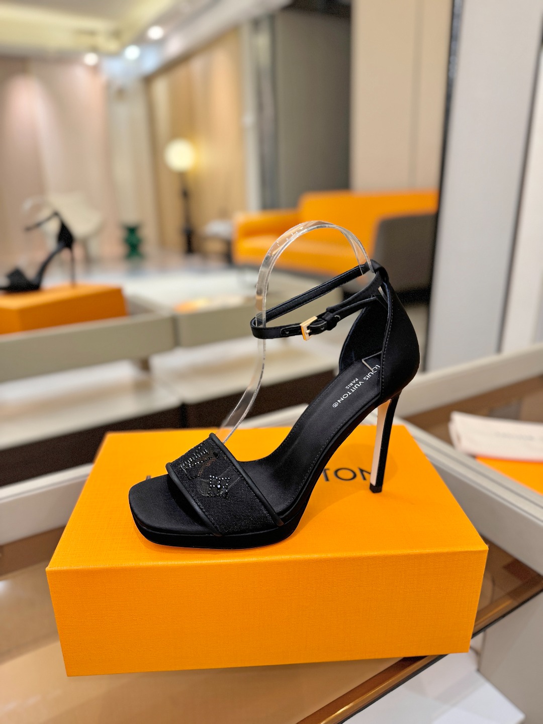 代购级Louis Vuitton 官网春夏系列！完美楦型、新品高跟凉鞋🆕、官网同步更新Lv烫钻“logo