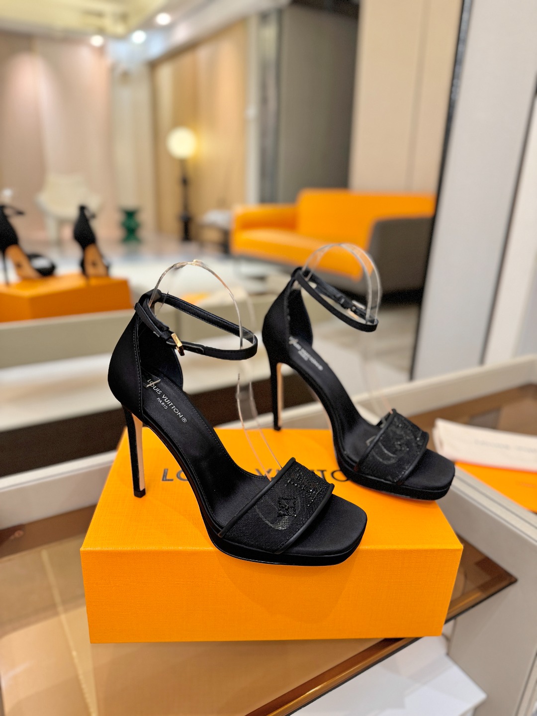 代购级Louis Vuitton 官网春夏系列！完美楦型、新品高跟凉鞋🆕、官网同步更新Lv烫钻“logo