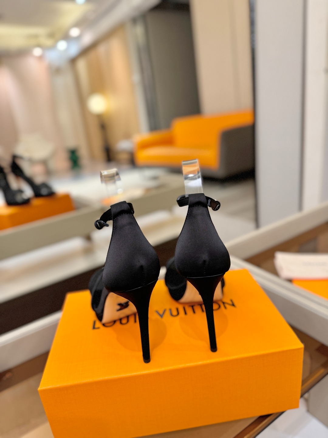 代购级Louis Vuitton 官网春夏系列！完美楦型、新品高跟凉鞋🆕、官网同步更新Lv烫钻“logo