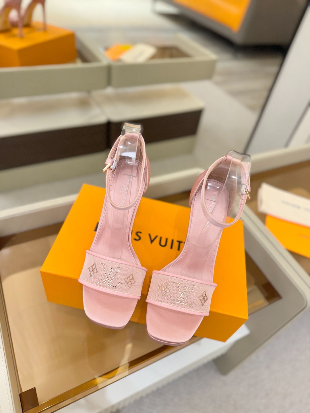 代购级Louis Vuitton 官网春夏系列！完美楦型、新品高跟凉鞋🆕、官网同步更新Lv烫钻“logo