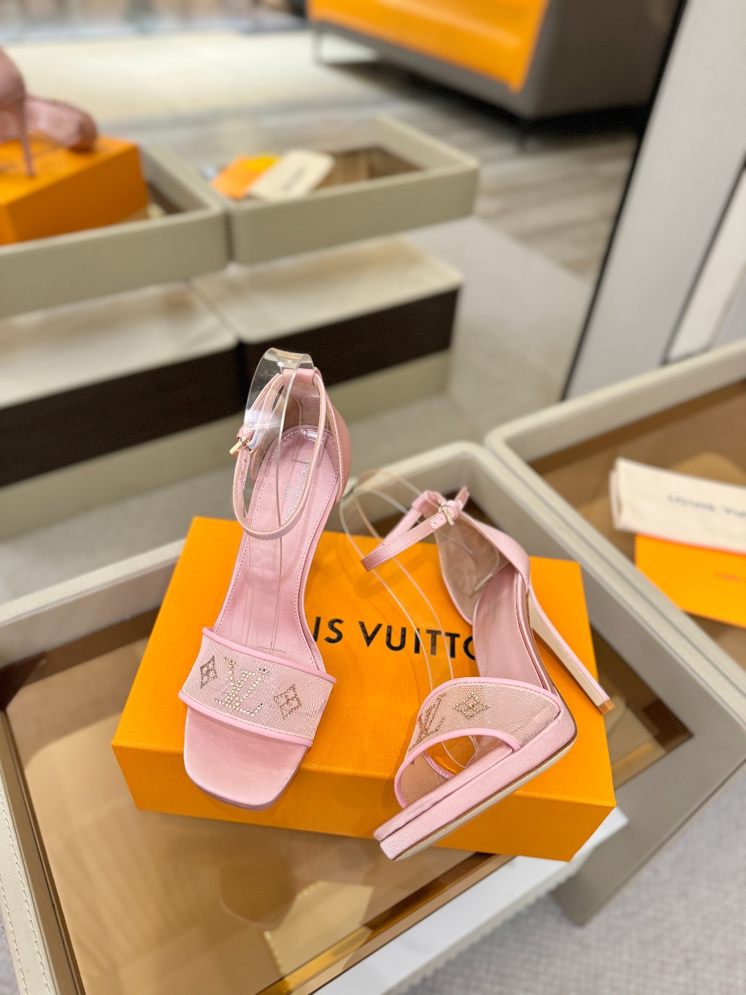 代购级Louis Vuitton 官网春夏系列！完美楦型、新品高跟凉鞋🆕、官网同步更新Lv烫钻“logo