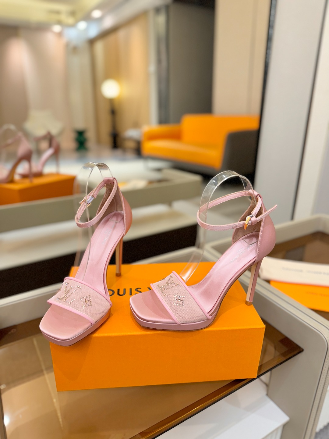 代购级Louis Vuitton 官网春夏系列！完美楦型、新品高跟凉鞋🆕、官网同步更新Lv烫钻“logo