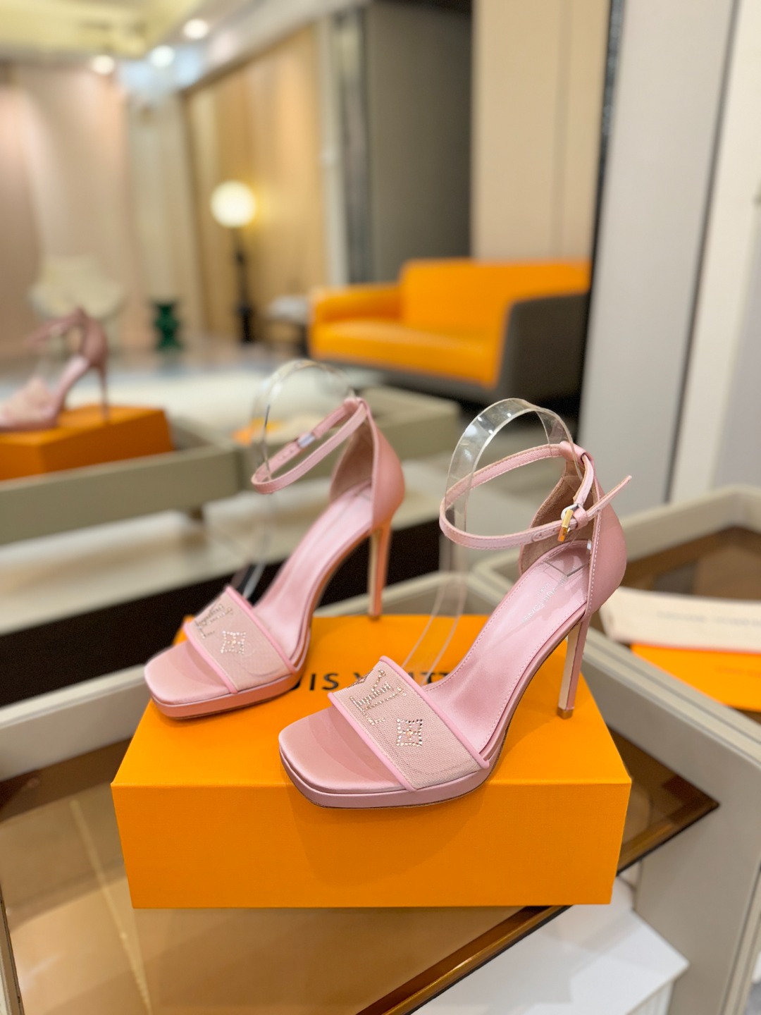 代购级Louis Vuitton 官网春夏系列！完美楦型、新品高跟凉鞋🆕、官网同步更新Lv烫钻“logo