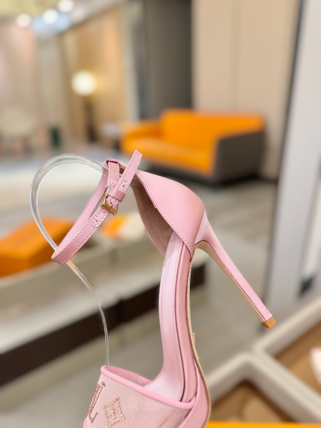 代购级Louis Vuitton 官网春夏系列！完美楦型、新品高跟凉鞋🆕、官网同步更新Lv烫钻“logo