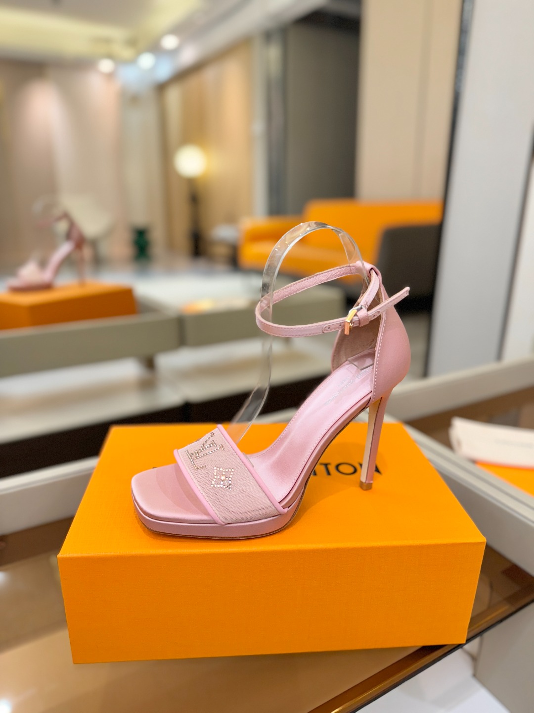 代购级Louis Vuitton 官网春夏系列！完美楦型、新品高跟凉鞋🆕、官网同步更新Lv烫钻“logo