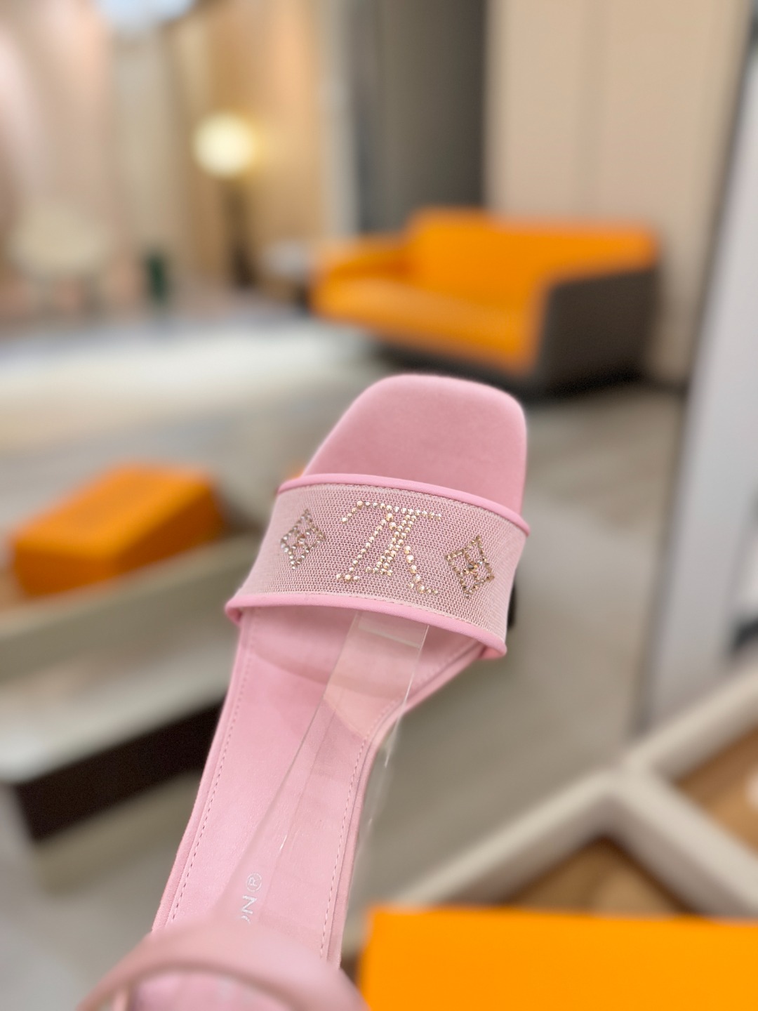 代购级Louis Vuitton 官网春夏系列！完美楦型、新品高跟凉鞋🆕、官网同步更新Lv烫钻“logo