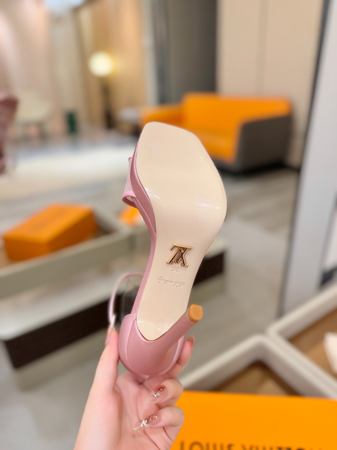 代购级Louis Vuitton 官网春夏系列！完美楦型、新品高跟凉鞋🆕、官网同步更新Lv烫钻“logo