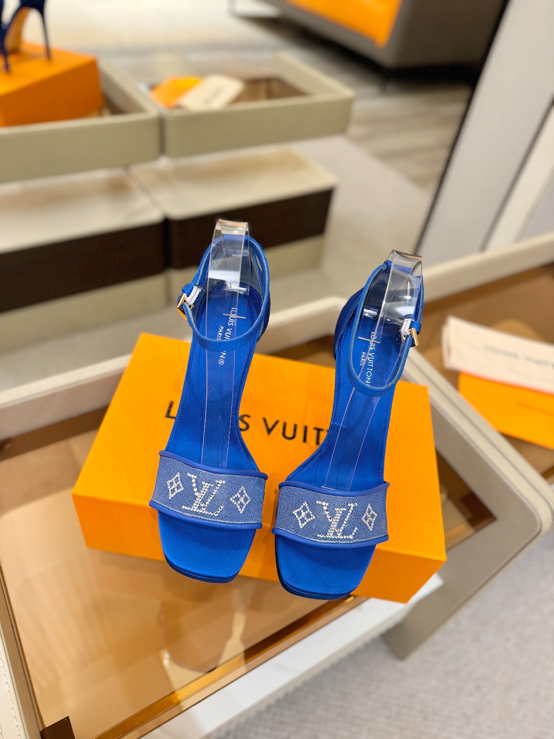 代购级Louis Vuitton 官网春夏系列！完美楦型、新品高跟凉鞋🆕、官网同步更新Lv烫钻“logo