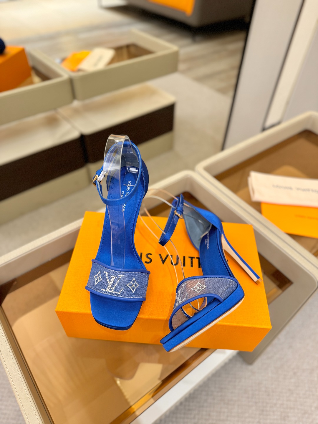代购级Louis Vuitton 官网春夏系列！完美楦型、新品高跟凉鞋🆕、官网同步更新Lv烫钻“logo