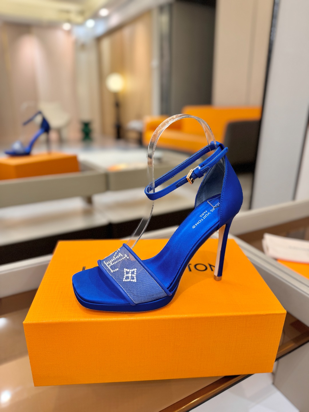 代购级Louis Vuitton 官网春夏系列！完美楦型、新品高跟凉鞋🆕、官网同步更新Lv烫钻“logo
