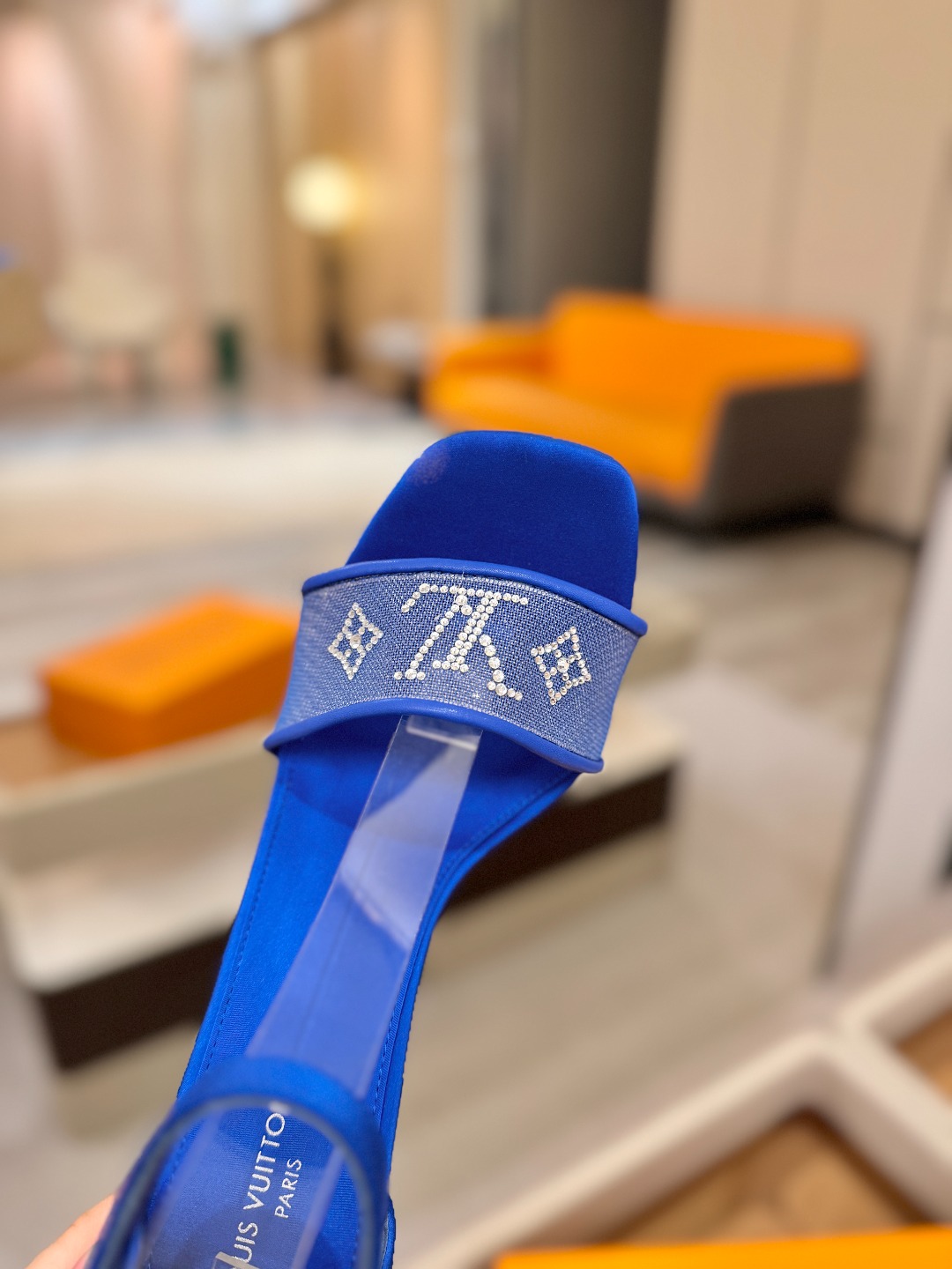 代购级Louis Vuitton 官网春夏系列！完美楦型、新品高跟凉鞋🆕、官网同步更新Lv烫钻“logo