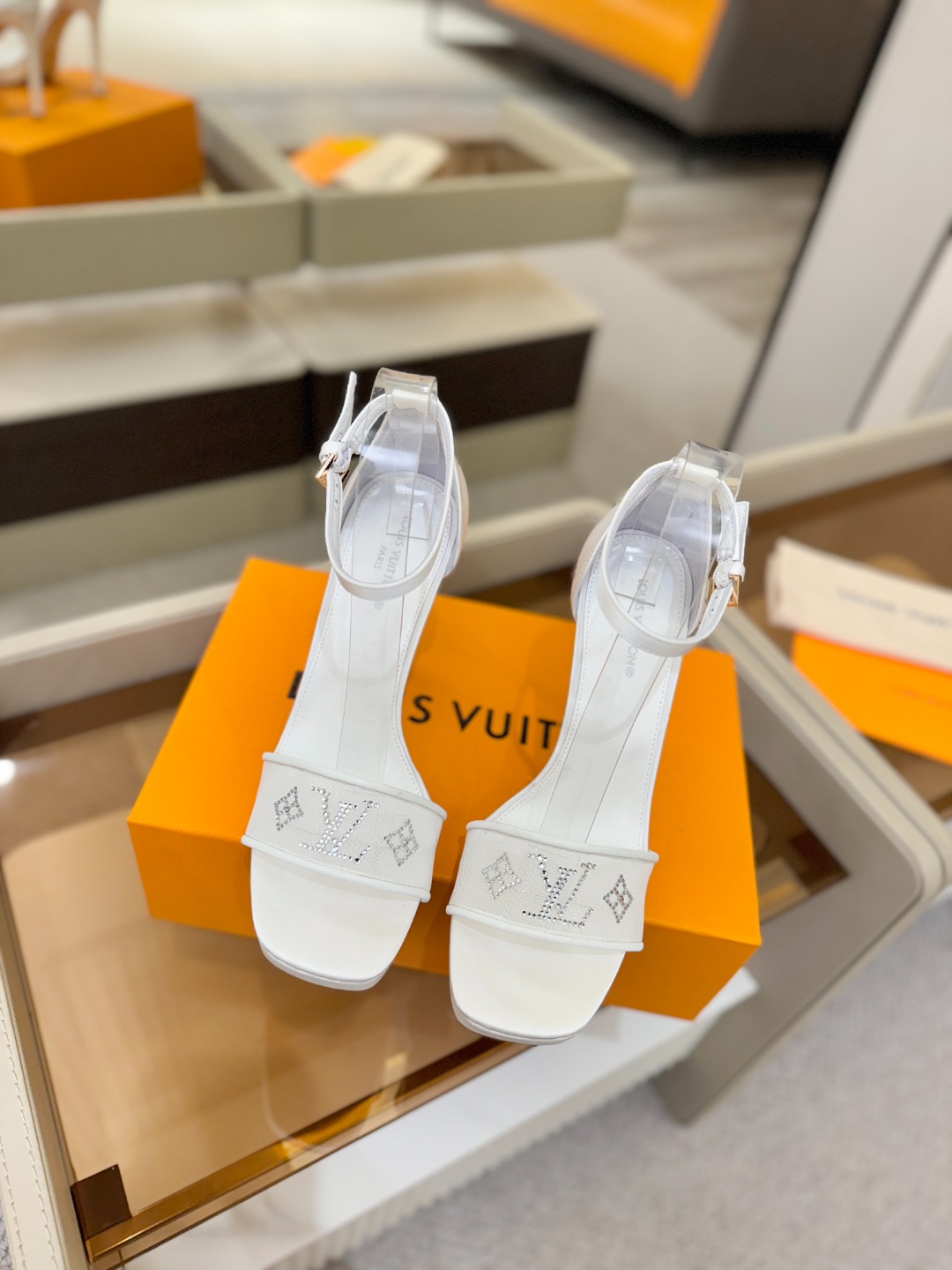 代购级Louis Vuitton 官网春夏系列！完美楦型、新品高跟凉鞋🆕、官网同步更新Lv烫钻“logo