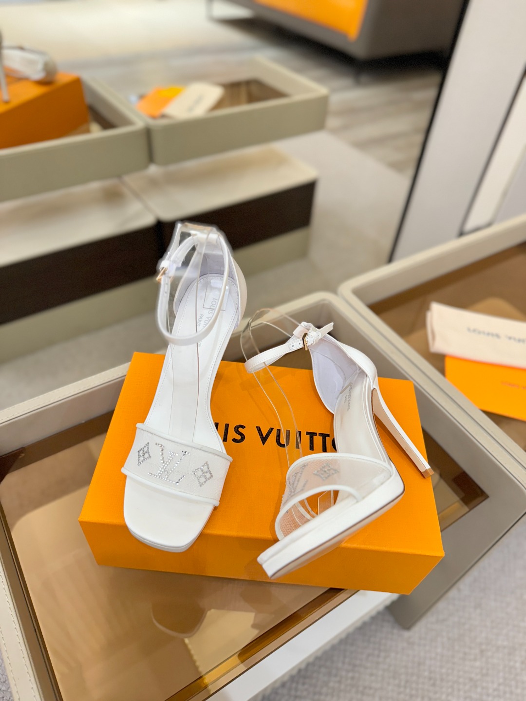 代购级Louis Vuitton 官网春夏系列！完美楦型、新品高跟凉鞋🆕、官网同步更新Lv烫钻“logo