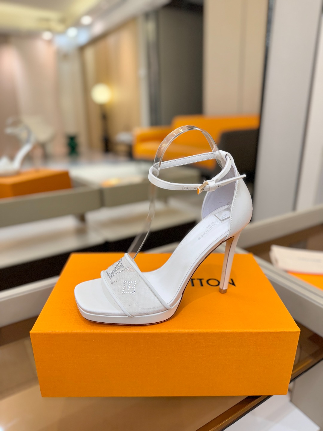 代购级Louis Vuitton 官网春夏系列！完美楦型、新品高跟凉鞋🆕、官网同步更新Lv烫钻“logo