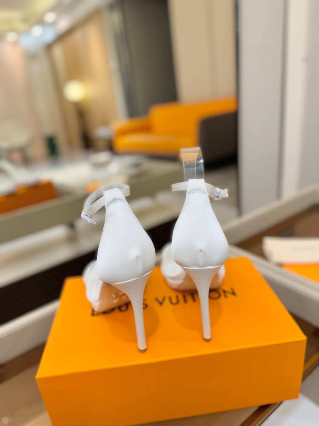 代购级Louis Vuitton 官网春夏系列！完美楦型、新品高跟凉鞋🆕、官网同步更新Lv烫钻“logo
