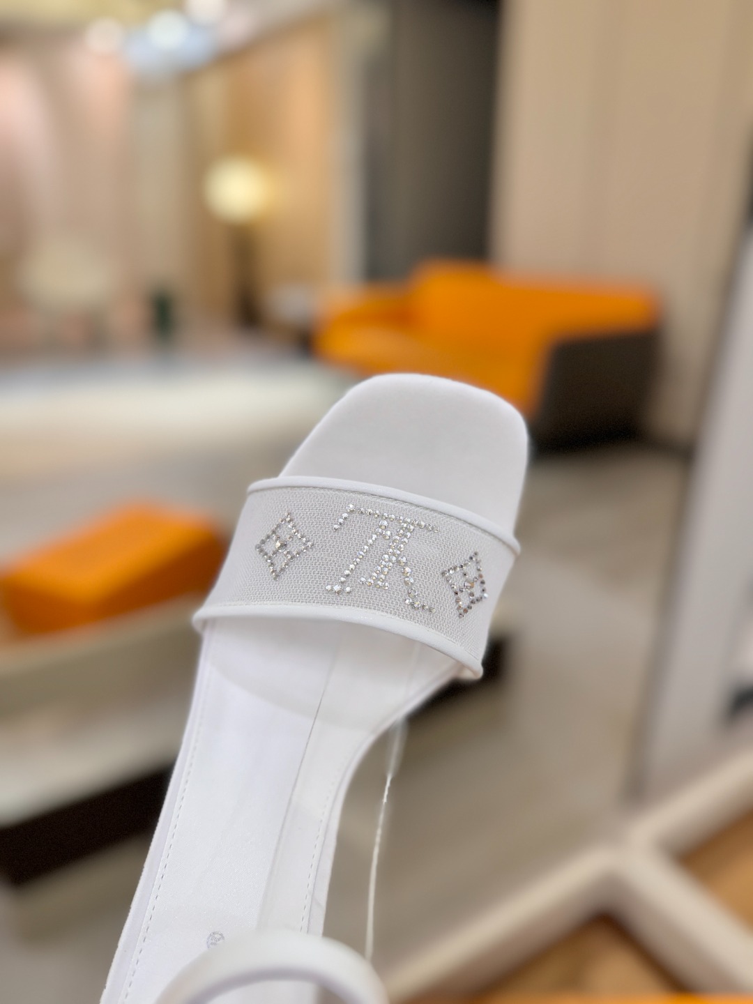 代购级Louis Vuitton 官网春夏系列！完美楦型、新品高跟凉鞋🆕、官网同步更新Lv烫钻“logo