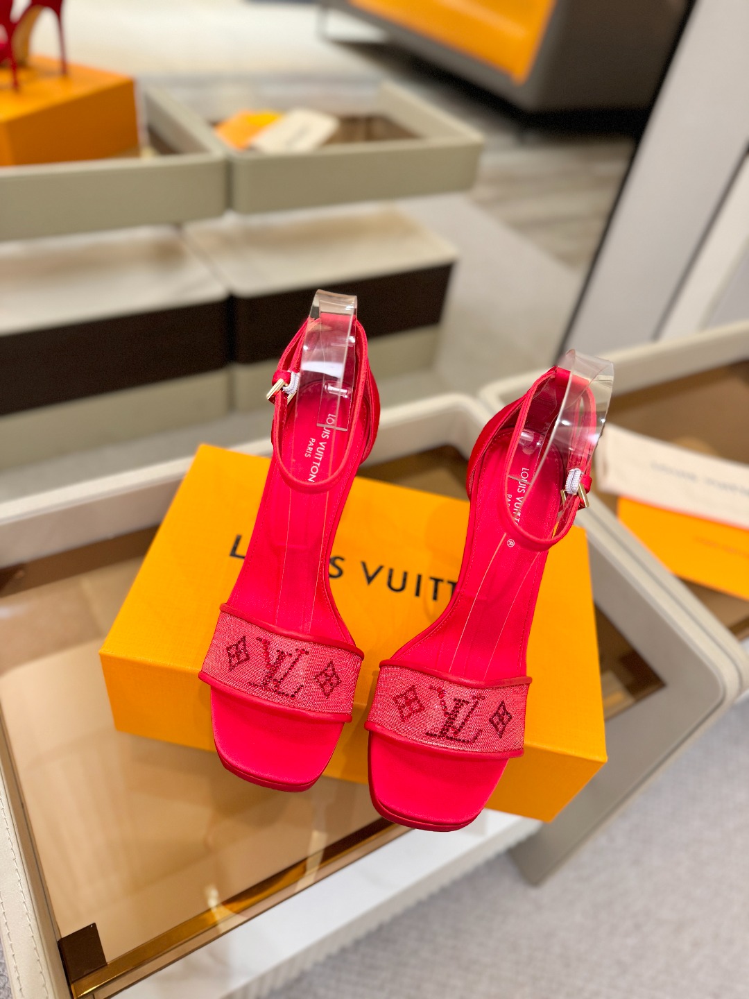 代购级Louis Vuitton 官网春夏系列！完美楦型、新品高跟凉鞋🆕、官网同步更新Lv烫钻“logo