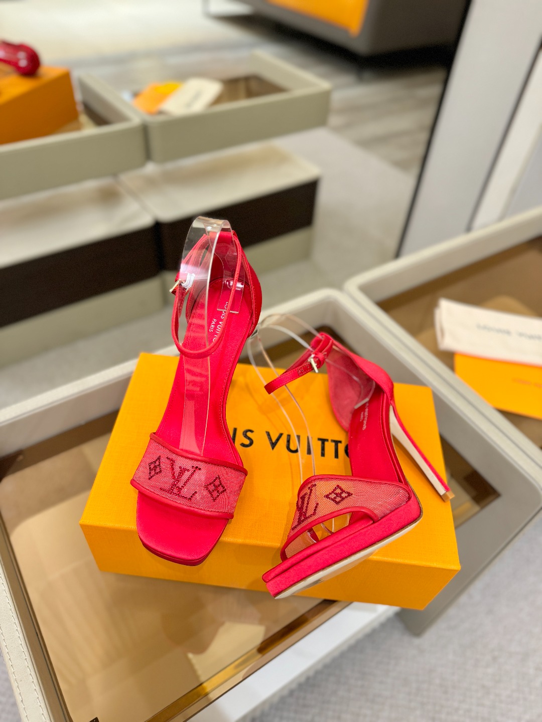 代购级Louis Vuitton 官网春夏系列！完美楦型、新品高跟凉鞋🆕、官网同步更新Lv烫钻“logo