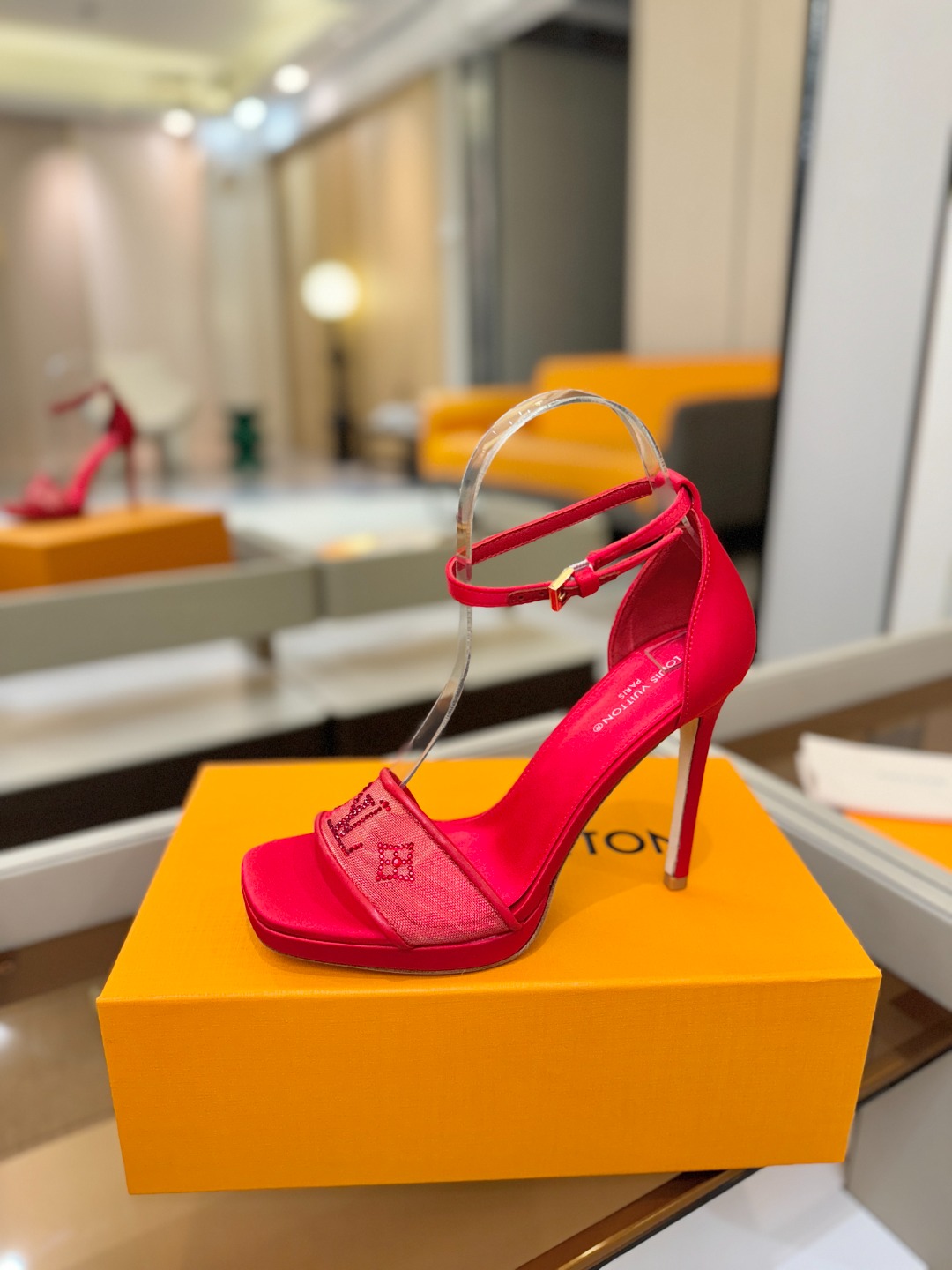 代购级Louis Vuitton 官网春夏系列！完美楦型、新品高跟凉鞋🆕、官网同步更新Lv烫钻“logo