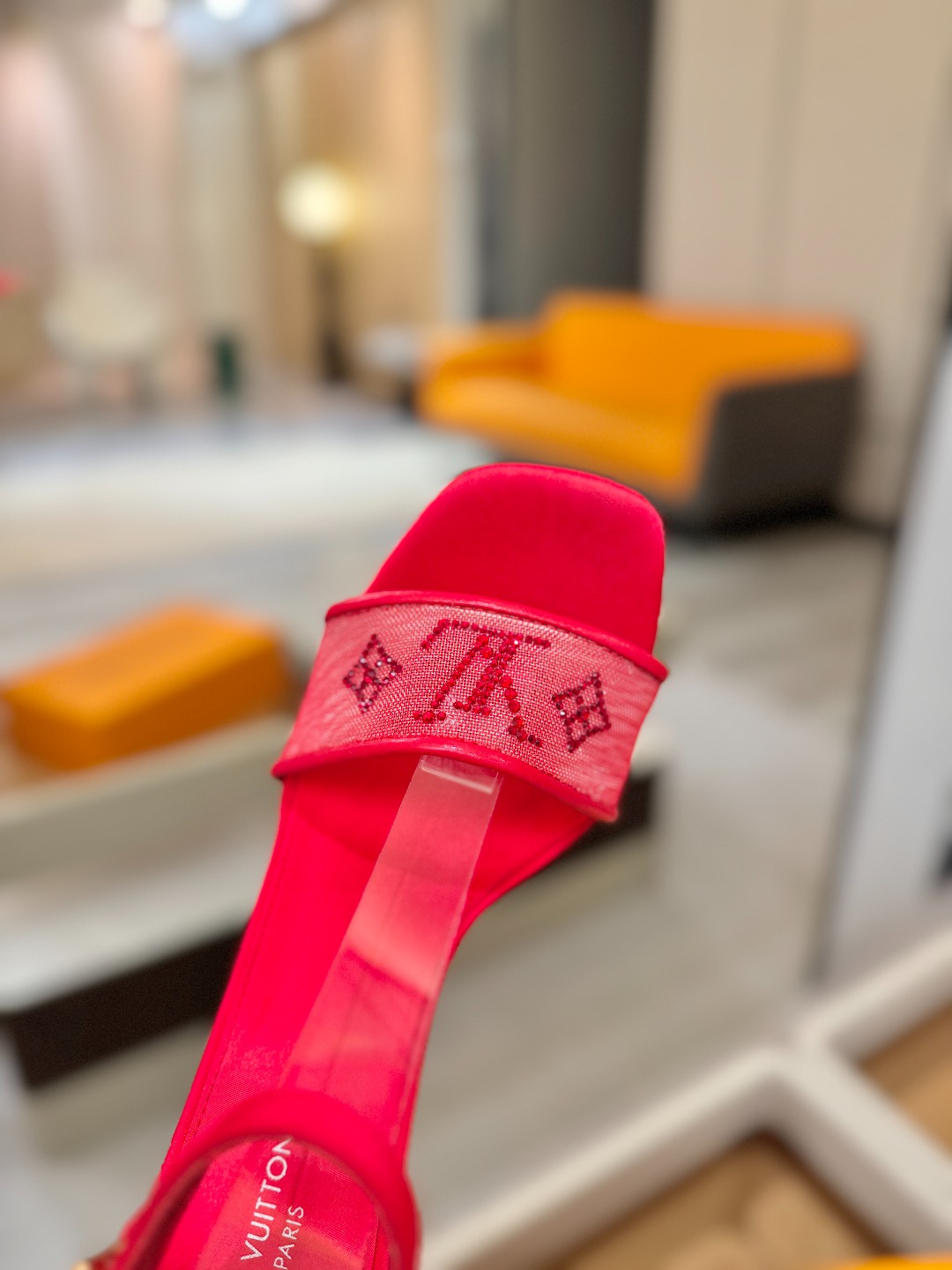 代购级Louis Vuitton 官网春夏系列！完美楦型、新品高跟凉鞋🆕、官网同步更新Lv烫钻“logo