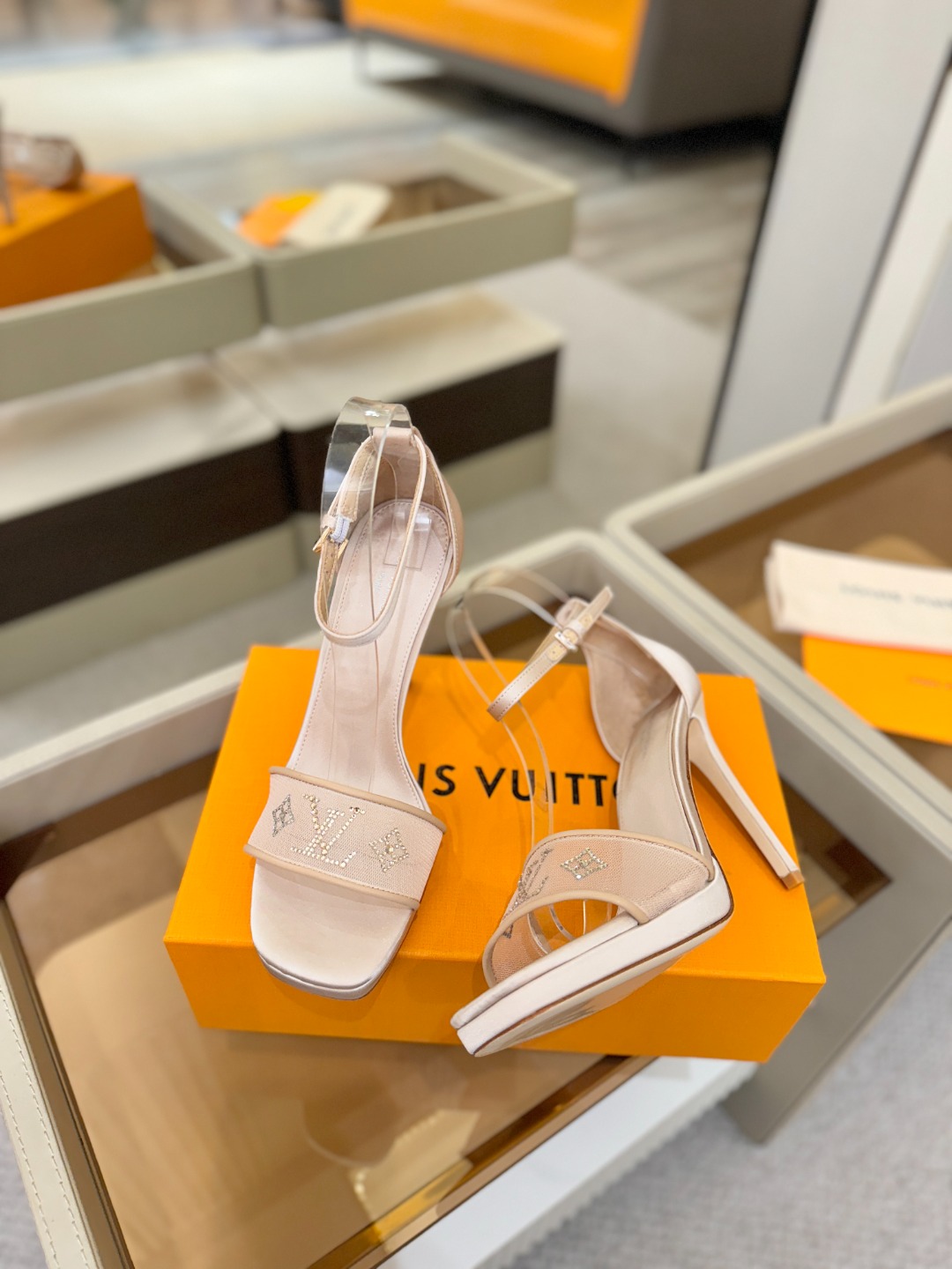 代购级Louis Vuitton 官网春夏系列！完美楦型、新品高跟凉鞋🆕、官网同步更新Lv烫钻“logo