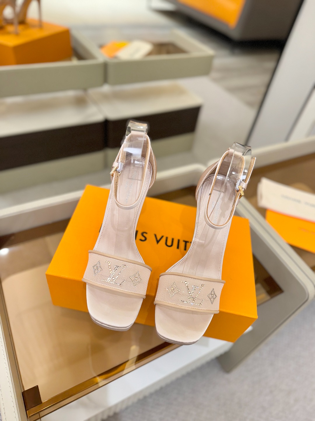 代购级Louis Vuitton 官网春夏系列！完美楦型、新品高跟凉鞋🆕、官网同步更新Lv烫钻“logo