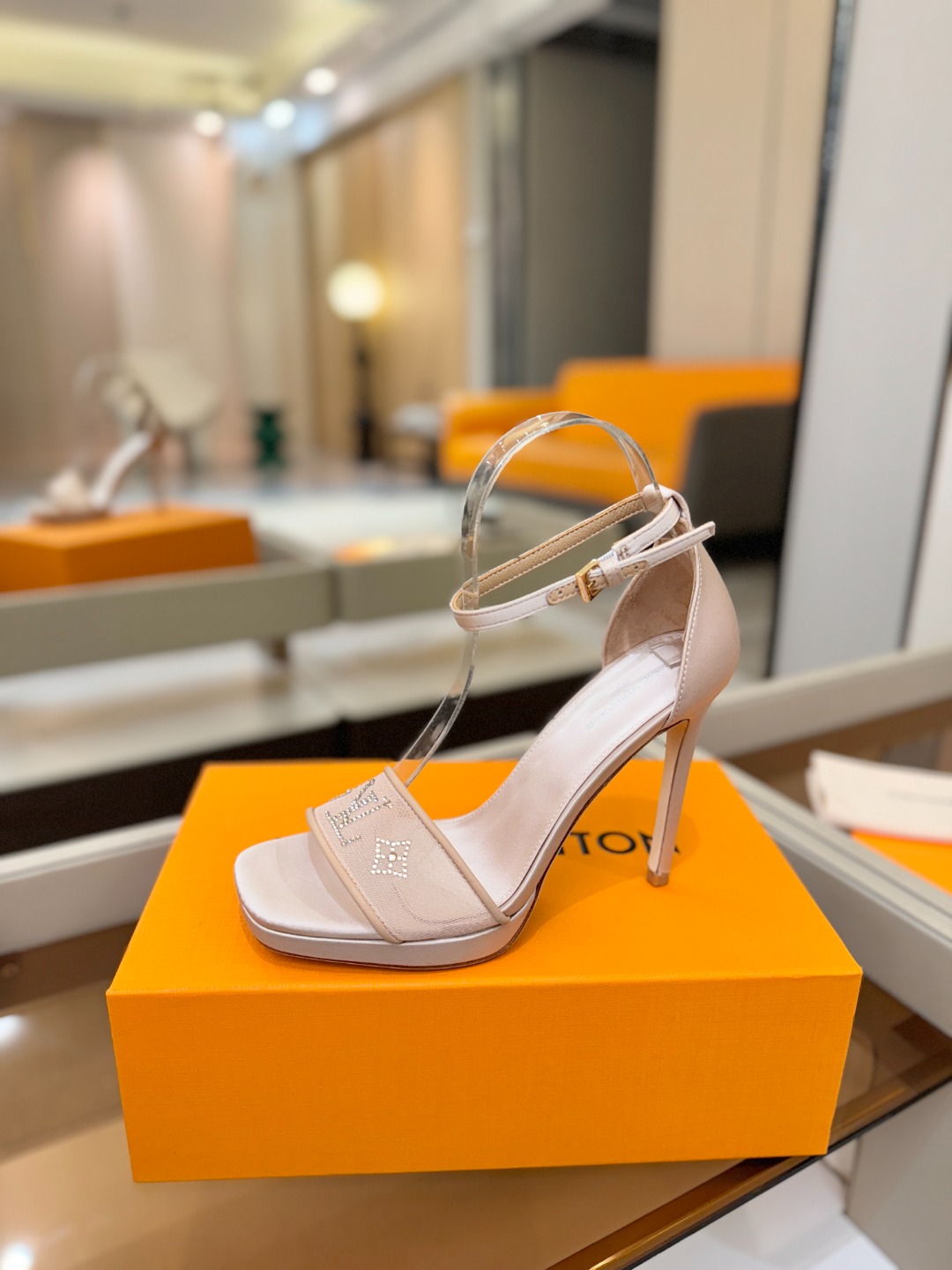 代购级Louis Vuitton 官网春夏系列！完美楦型、新品高跟凉鞋🆕、官网同步更新Lv烫钻“logo