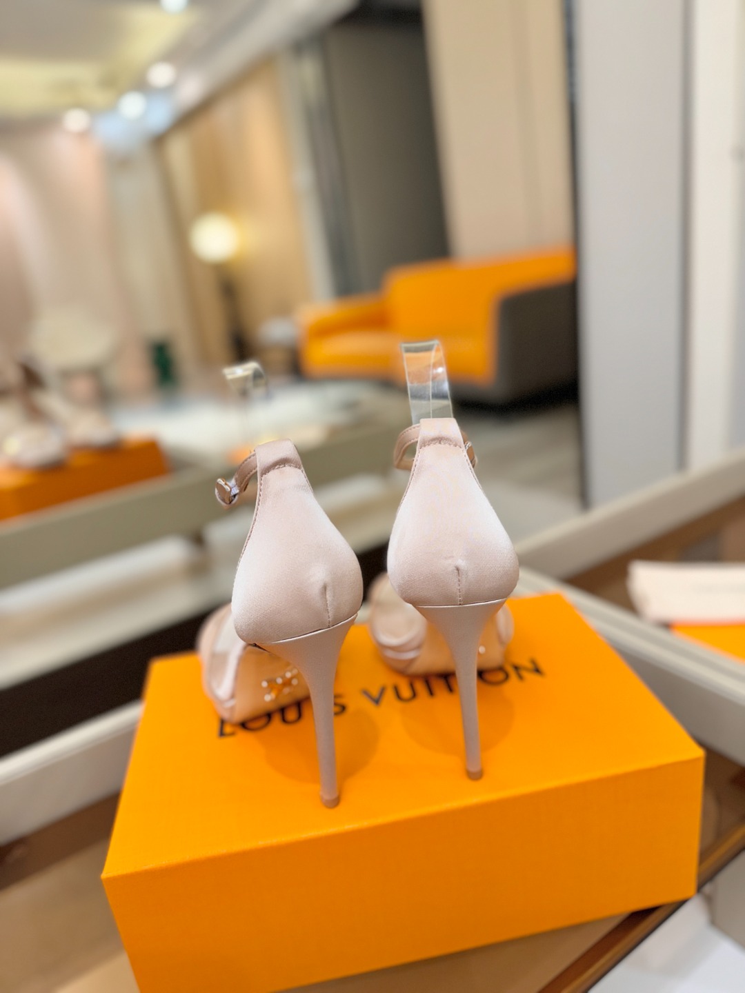 代购级Louis Vuitton 官网春夏系列！完美楦型、新品高跟凉鞋🆕、官网同步更新Lv烫钻“logo