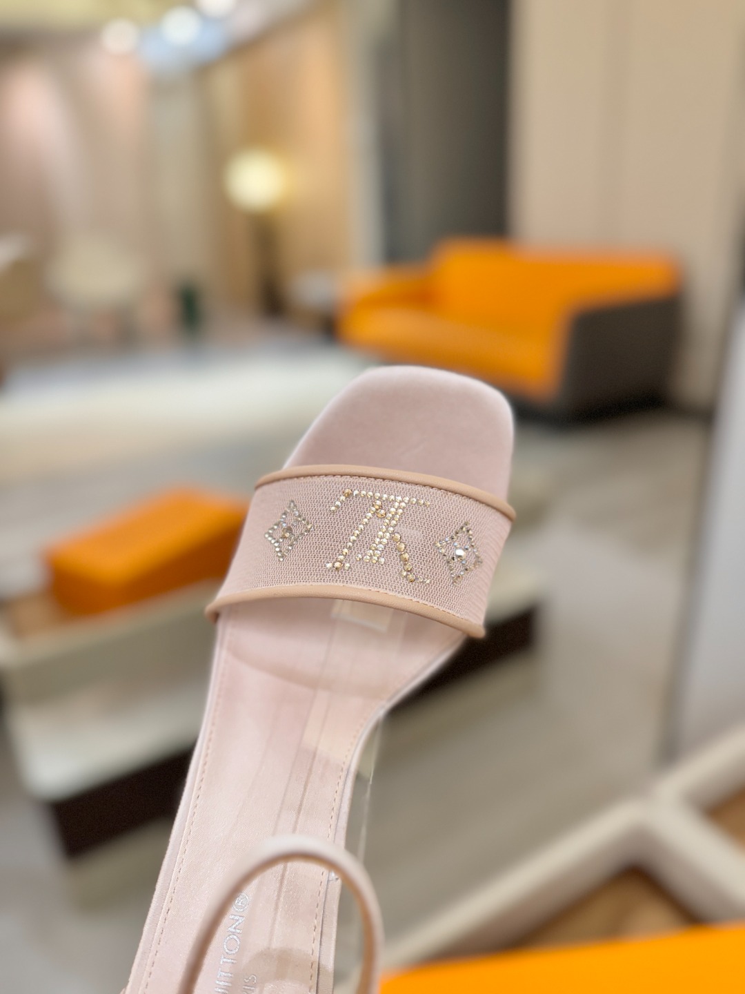 代购级Louis Vuitton 官网春夏系列！完美楦型、新品高跟凉鞋🆕、官网同步更新Lv烫钻“logo