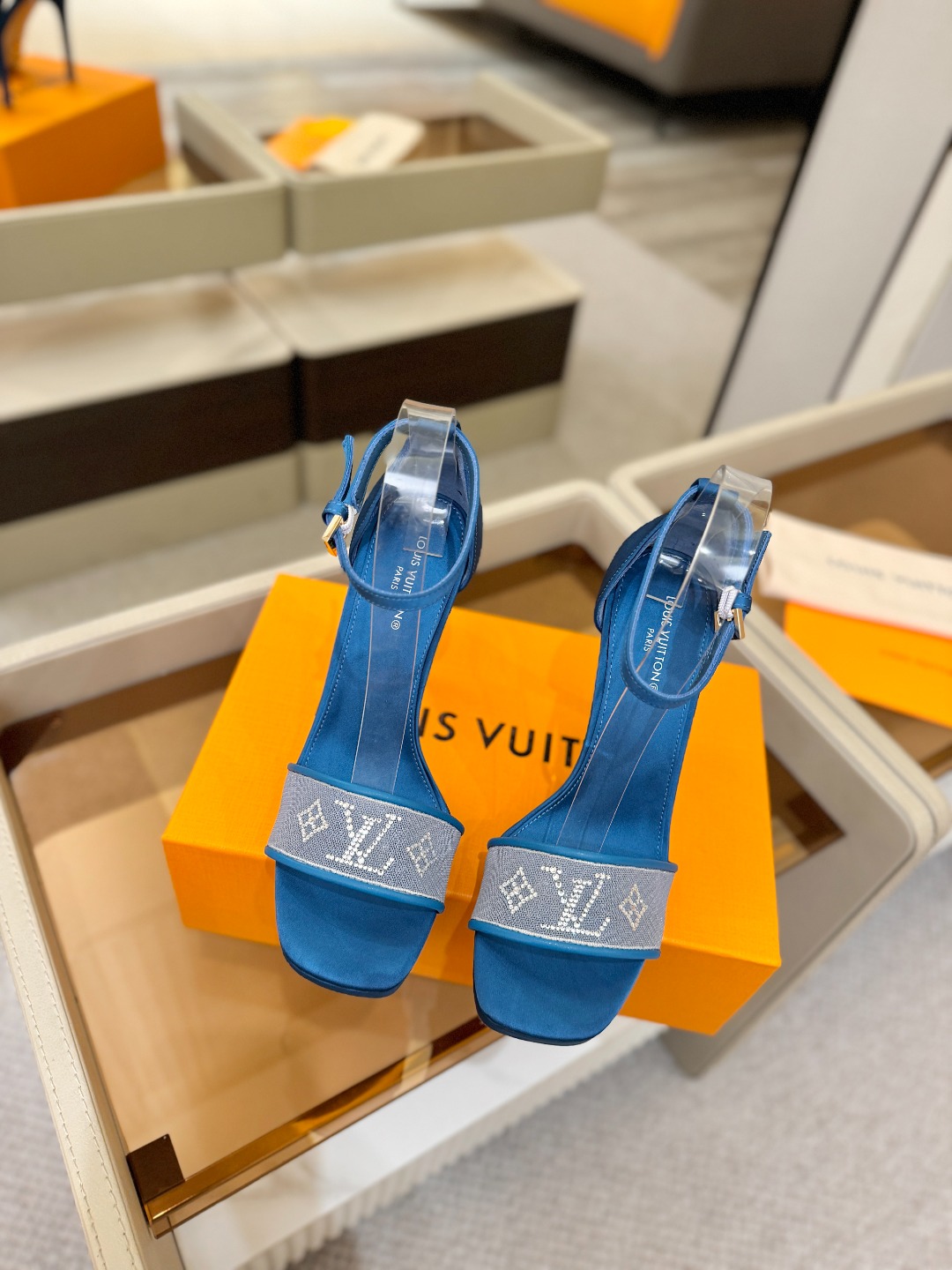 代购级Louis Vuitton 官网春夏系列！完美楦型、新品高跟凉鞋🆕、官网同步更新Lv烫钻“logo