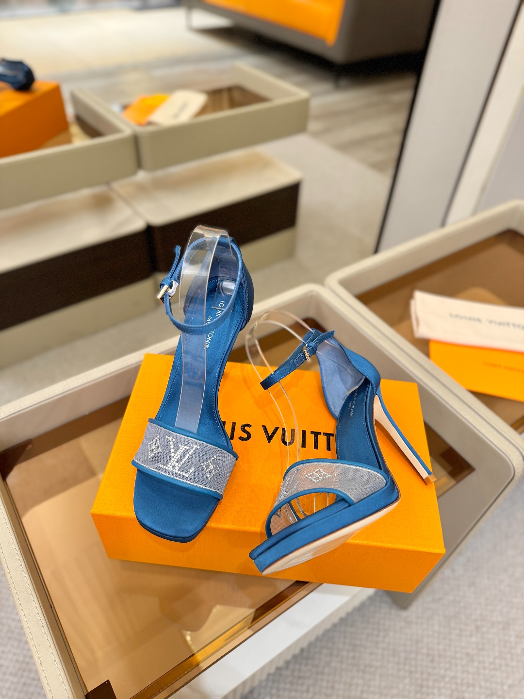 代购级Louis Vuitton 官网春夏系列！完美楦型、新品高跟凉鞋🆕、官网同步更新Lv烫钻“logo