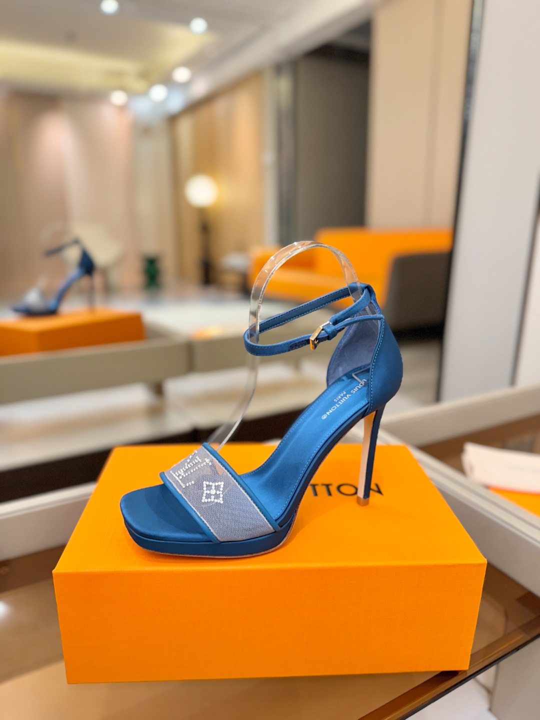 NO:869658,Price purchasing agent level Louis Vuitton official website spring and summer series!  Perfect last, new high-heeled sandals, official website updated simultaneously. LV hot-drilled 'logo' is embellished. The upper is embellished with hot-drilled diamonds, full of details, and the visual feast can hardly conceal the elegant temperament of LV. It is comfortable and easy to wear on the feet, and full of femininity. The new original reverse mold last, the ultimate 1:1 shape, exquisite workmanship, and imported high-end fabrics show exquisite texture!  Fabric imported mesh/silk cloth, high-quality sheepskin lining, real silk cloth for feet, Italian genuine leather outsole, 11 cm leather bag heel/1.5 cm water platform bag leather, code number 34-41 {34.40.41 customized, non-returnable, non-exchangeable}, high heels and sandals, louis vuitton, louis vuitton, sandals, high heels, sheepskin, real silk, Leather soles19860909价格 代购级 Louis Vuitton 官网春夏系列！完美楦型、 新品高跟凉鞋、官网同步更新 Lv烫钻“logo”饰以点缀,鞋面烫钻工艺、细节感拉满、效果视觉盛宴难以掩饰lv的优雅气质刚刚好、上脚舒适好穿、女人味十足. 新原版倒模楦型,极致1:1形体,做工精致、进口高端面料呈现出精致质感！ 面料进口网纱/真丝布 内里优质羊皮里 垫脚真丝布、 意大利真皮大底 11公分面皮包跟/1.5公分水台包面皮 码数34-41{34.40.41定制不退不换},高跟鞋凉鞋,louis vuitton,louis vuitton,sandals,high heels,sheepskin,real silk,Leather soles,Women's Shoes