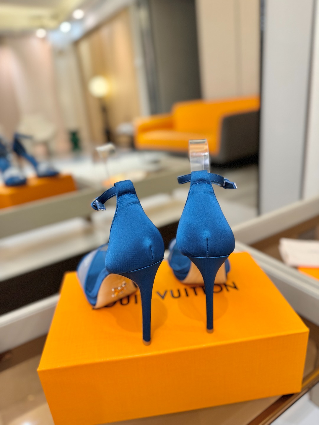 代购级Louis Vuitton 官网春夏系列！完美楦型、新品高跟凉鞋🆕、官网同步更新Lv烫钻“logo