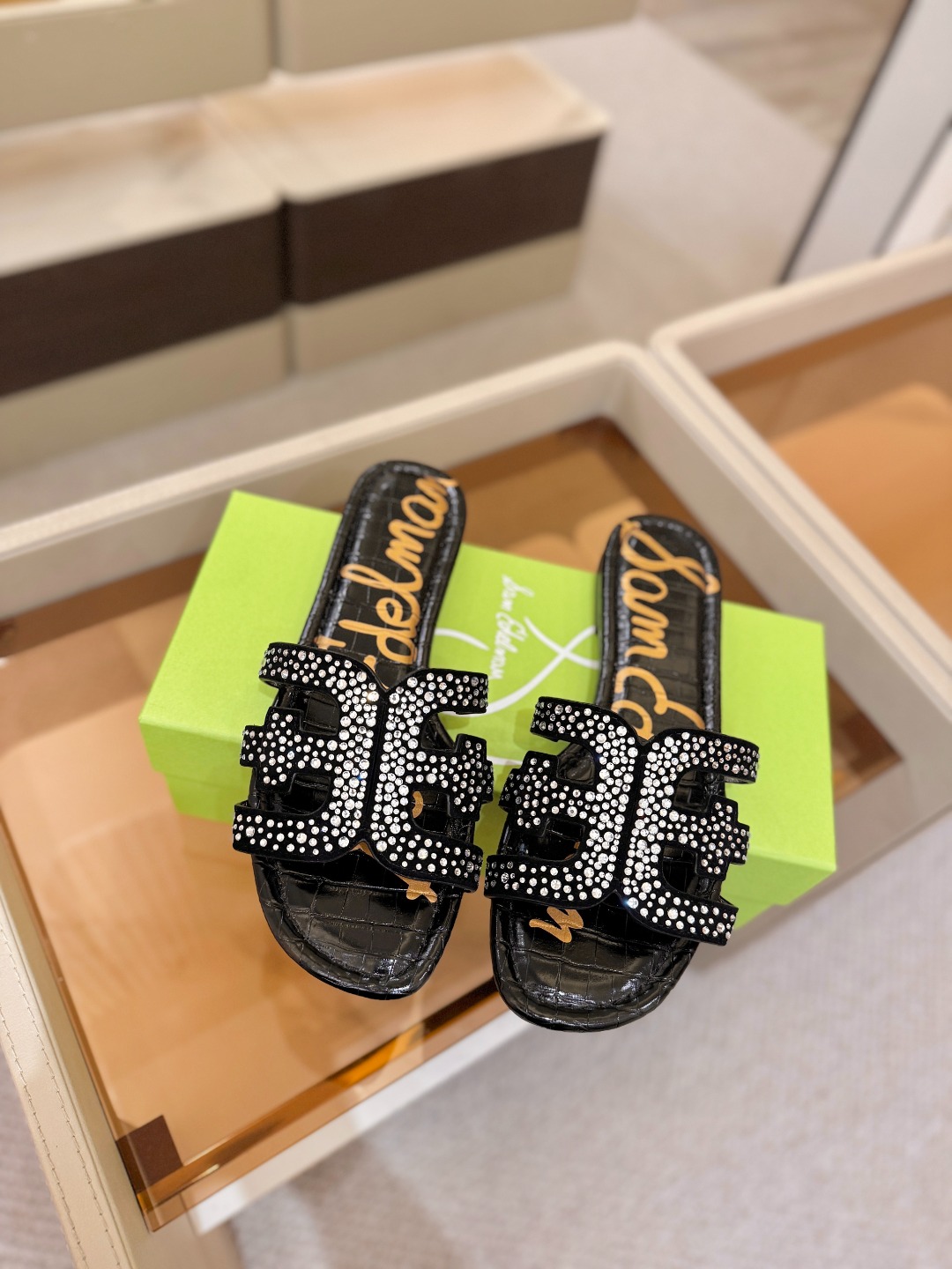 SAM EDELMAN（三姆爱德曼） 是来自纽约的轻奢设计师品牌 虞书欣代言同款🫰时尚休闲一字拖鞋 美式