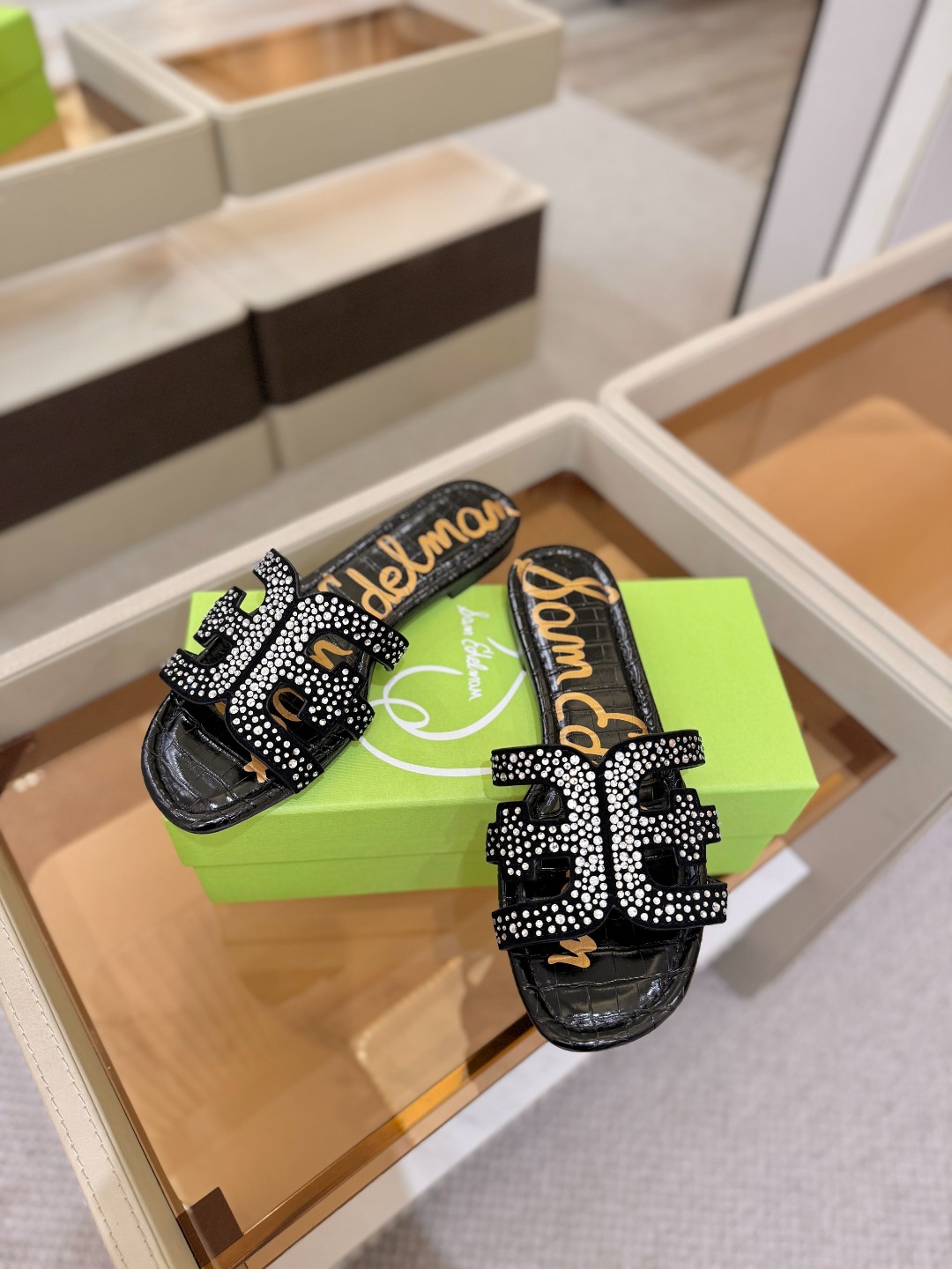 SAM EDELMAN（三姆爱德曼） 是来自纽约的轻奢设计师品牌 虞书欣代言同款🫰时尚休闲一字拖鞋 美式