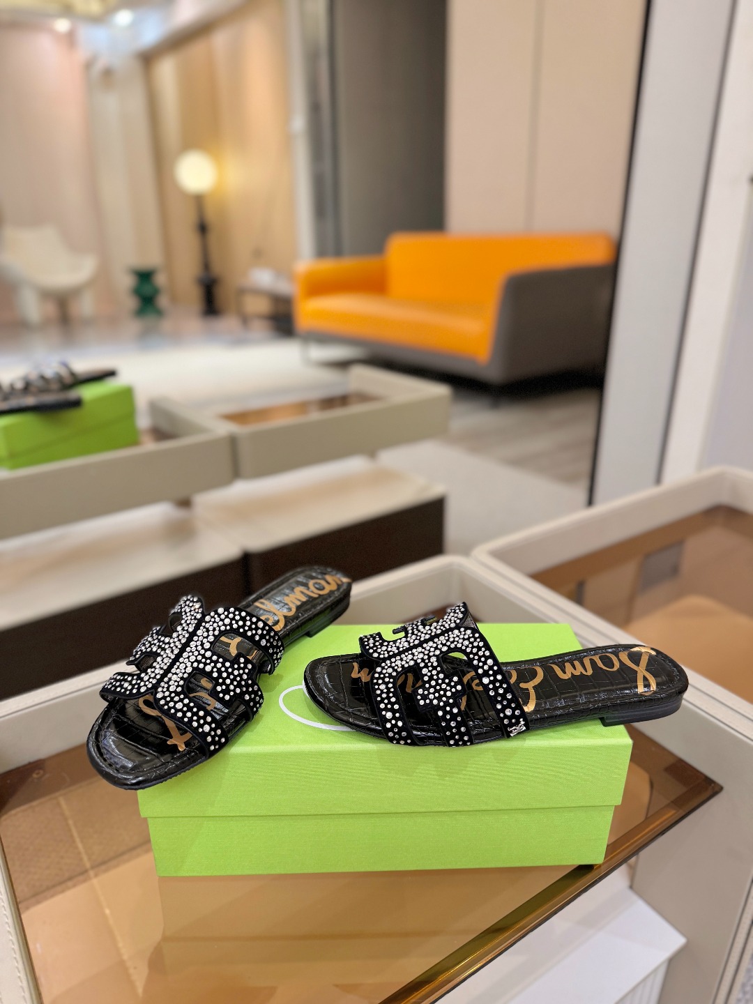 SAM EDELMAN（三姆爱德曼） 是来自纽约的轻奢设计师品牌 虞书欣代言同款🫰时尚休闲一字拖鞋 美式