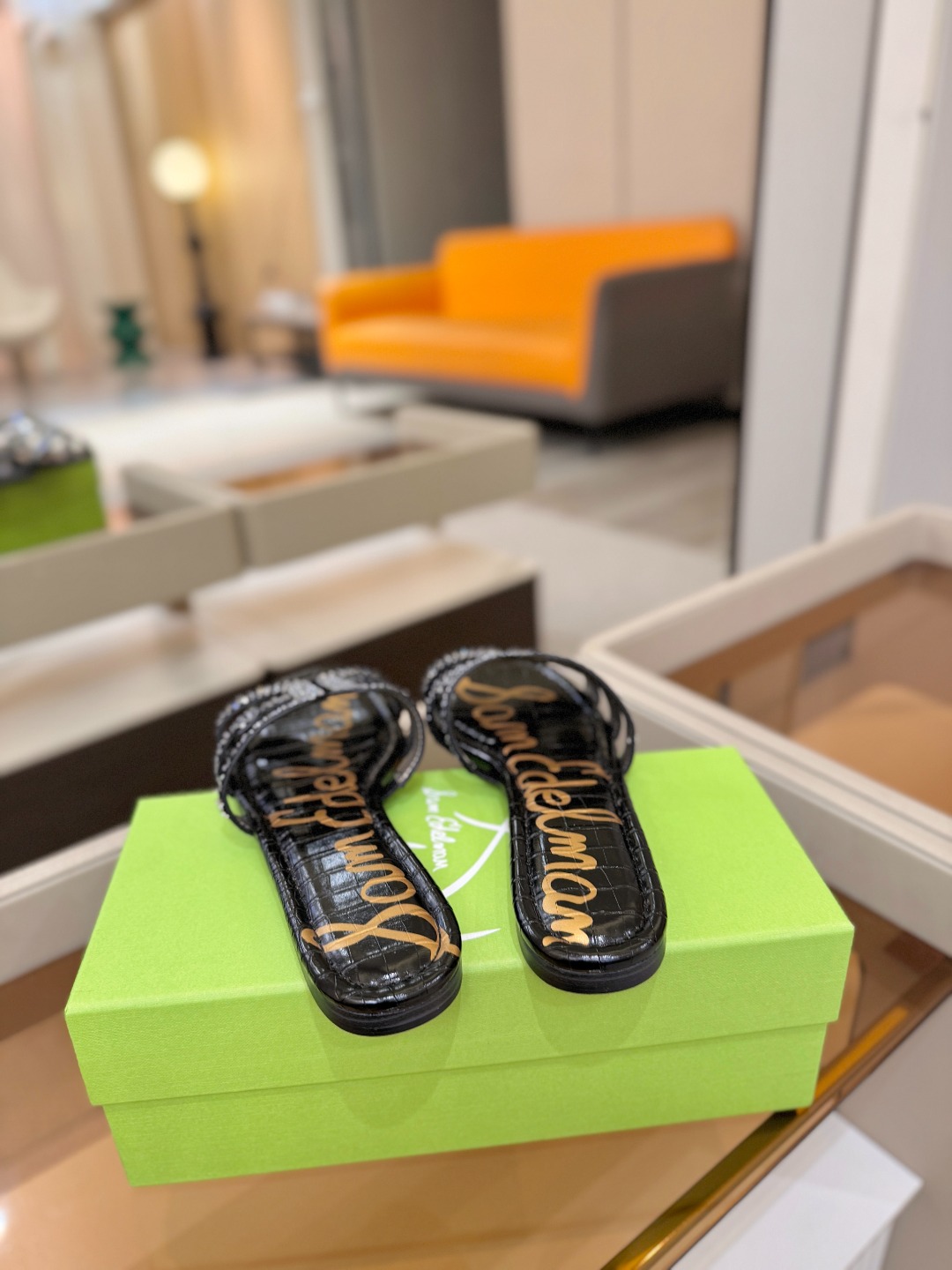 SAM EDELMAN（三姆爱德曼） 是来自纽约的轻奢设计师品牌 虞书欣代言同款🫰时尚休闲一字拖鞋 美式