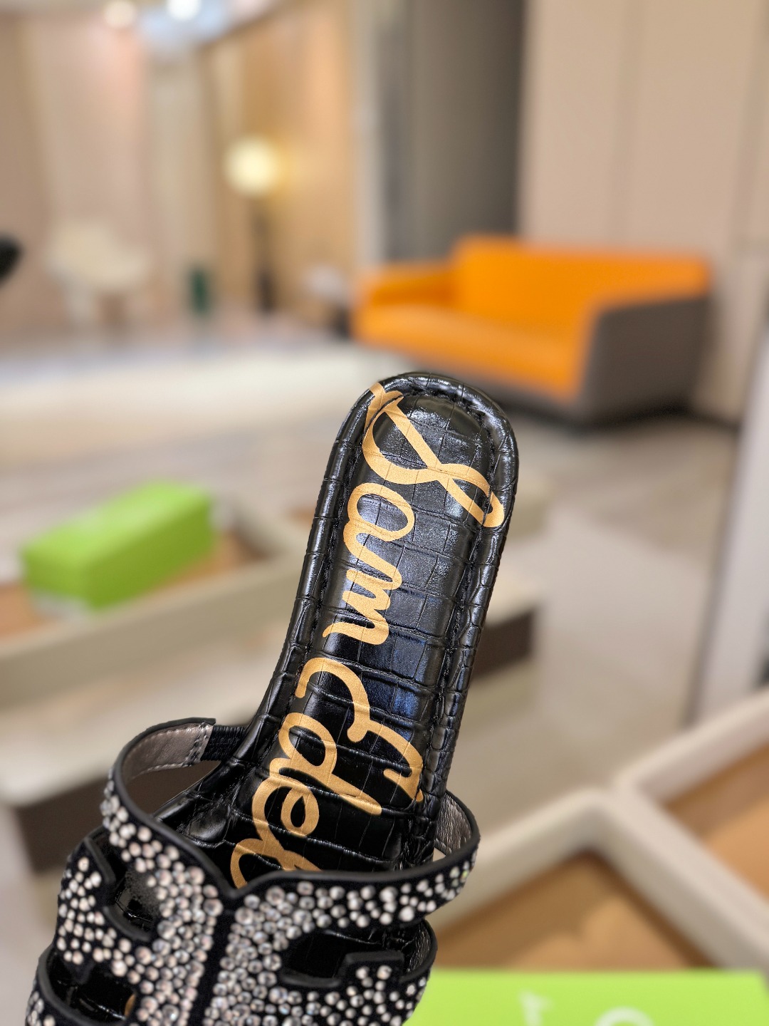SAM EDELMAN（三姆爱德曼） 是来自纽约的轻奢设计师品牌 虞书欣代言同款🫰时尚休闲一字拖鞋 美式