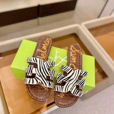 SAM EDELMAN(三姆爱德曼) 是来自纽约的轻奢设计师品牌 虞书欣代言同款🫰时尚休闲一字拖鞋 美式 SAM EDELMAN(三姆爱德曼) 是来自纽约的轻奢设计师品牌 虞书欣代言同款🫰时尚休闲一字拖鞋 美式
