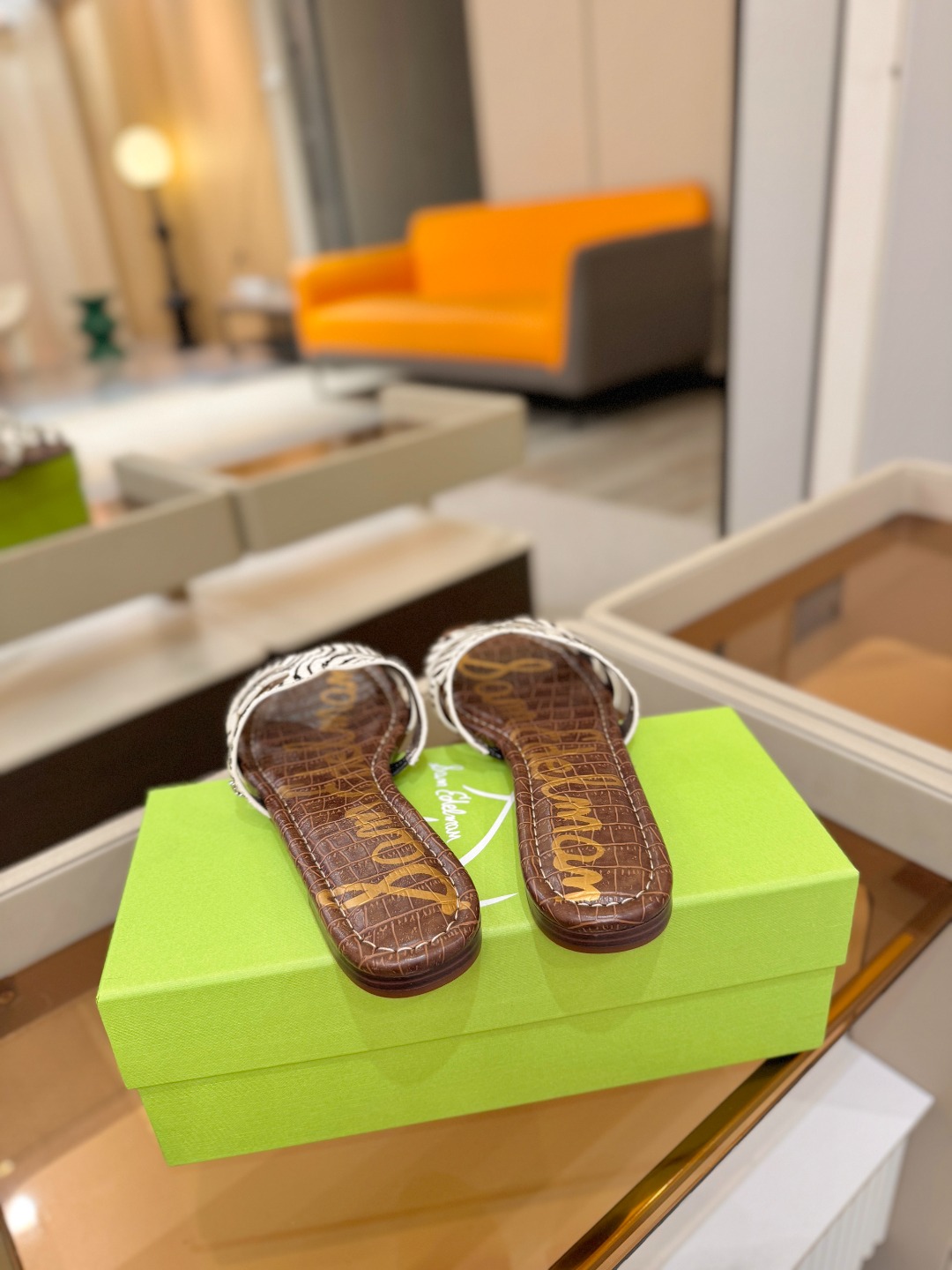 SAM EDELMAN(三姆爱德曼) 是来自纽约的轻奢设计师品牌 虞书欣代言同款🫰时尚休闲一字拖鞋 美式 SAM EDELMAN(三姆爱德曼) 是来自纽约的轻奢设计师品牌 虞书欣代言同款🫰时尚休闲一字拖鞋 美式